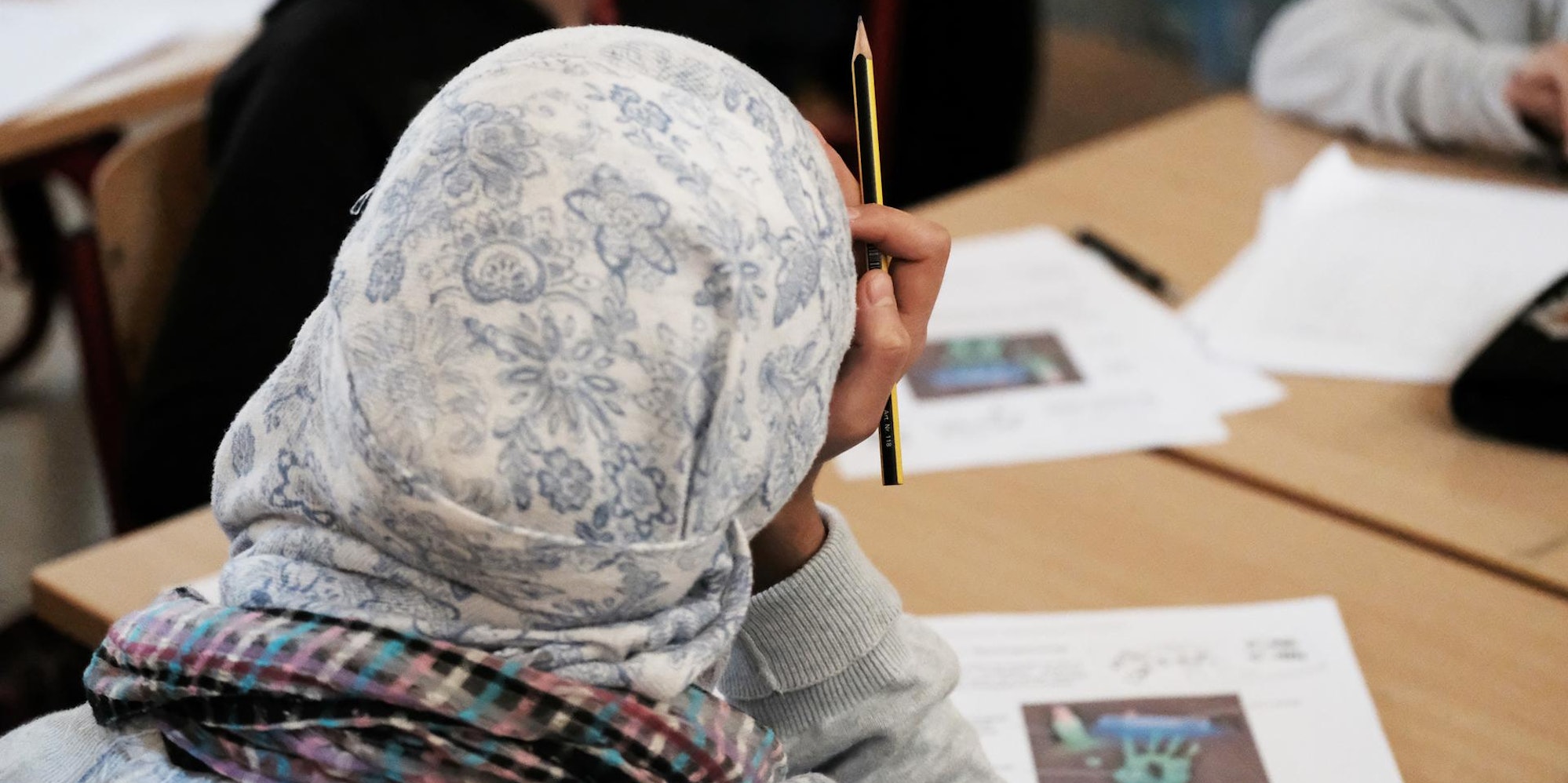 Mädchen mit Kopftuch dpa