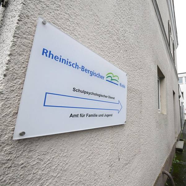 In einem Hinterhof an der unteren Hauptstraße in Bergisch Gladbach, zwischen Spielhallen und einem Imbiss, residiert die Elterngeldstelle.