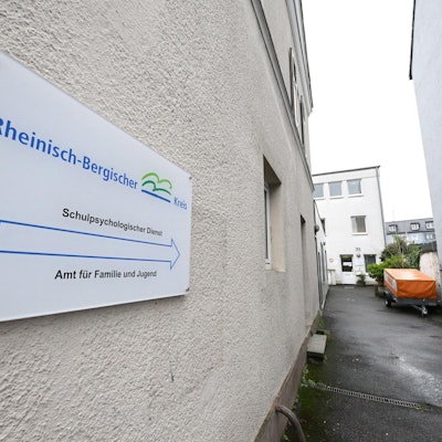 In einem Hinterhof an der unteren Hauptstraße in Bergisch Gladbach, zwischen Spielhallen und einem Imbiss, residiert die Elterngeldstelle.