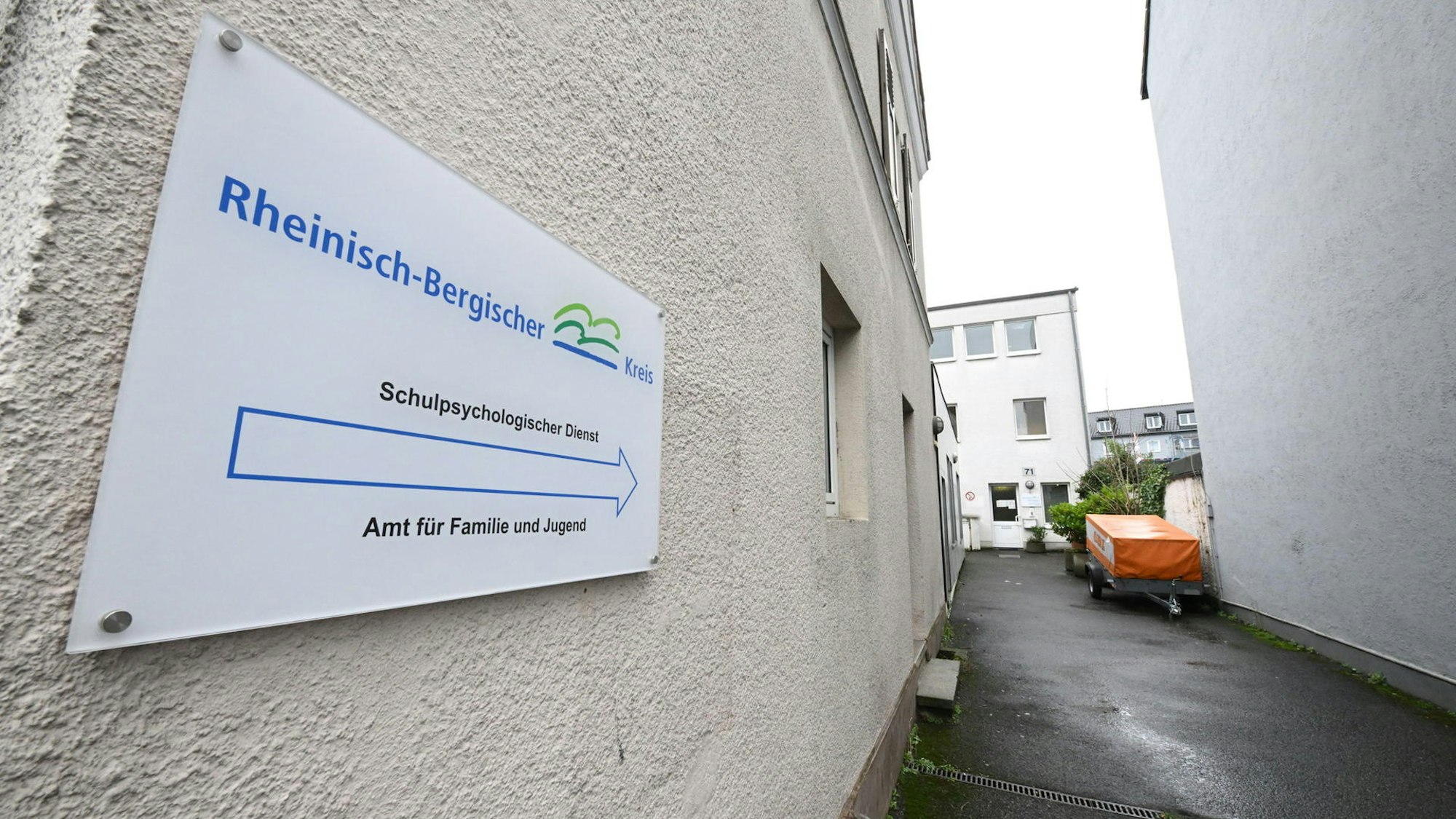 In einem Hinterhof an der unteren Hauptstraße in Bergisch Gladbach, zwischen Spielhallen und einem Imbiss, residiert die Elterngeldstelle.