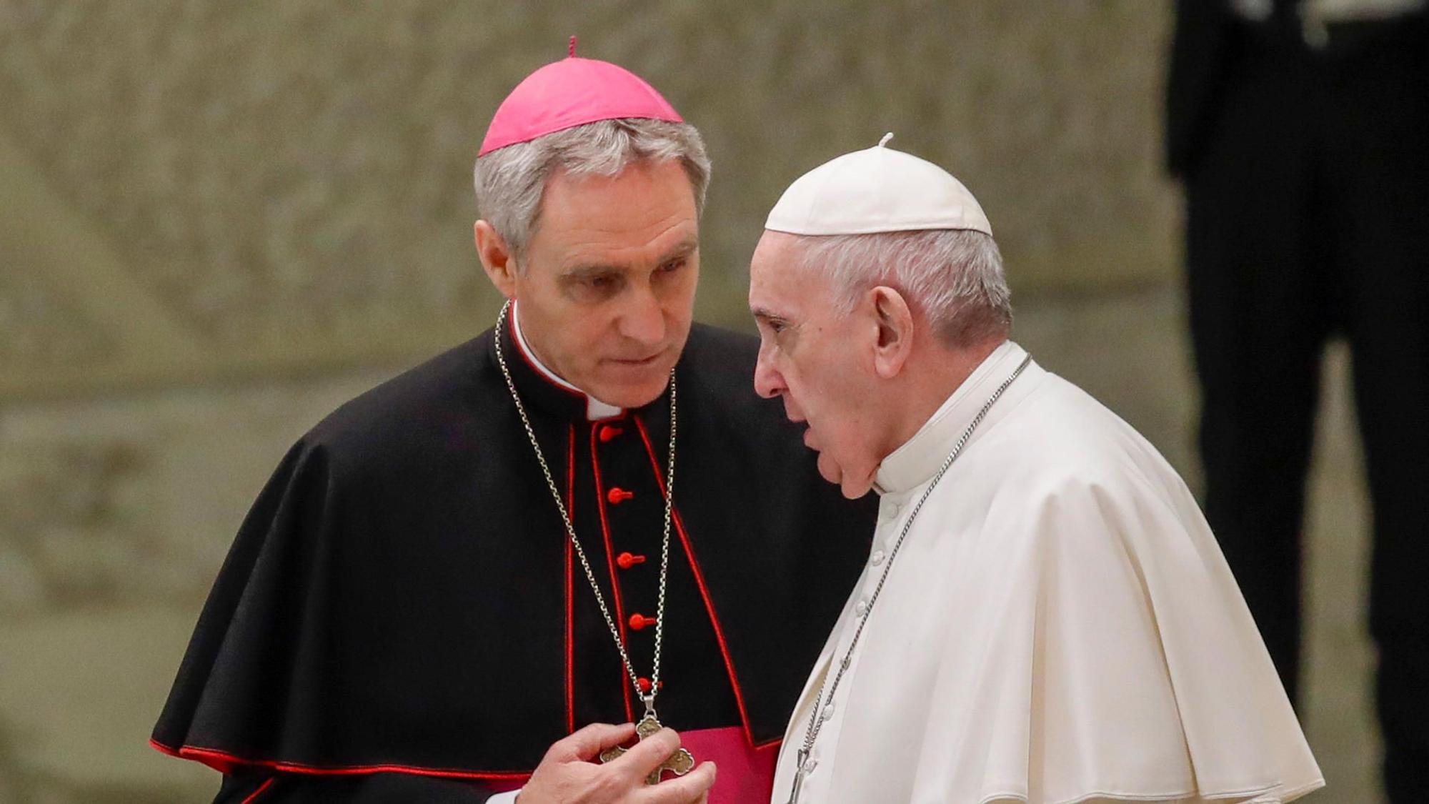 Papst Franziskus und Georg Gänswein im Gespräch.