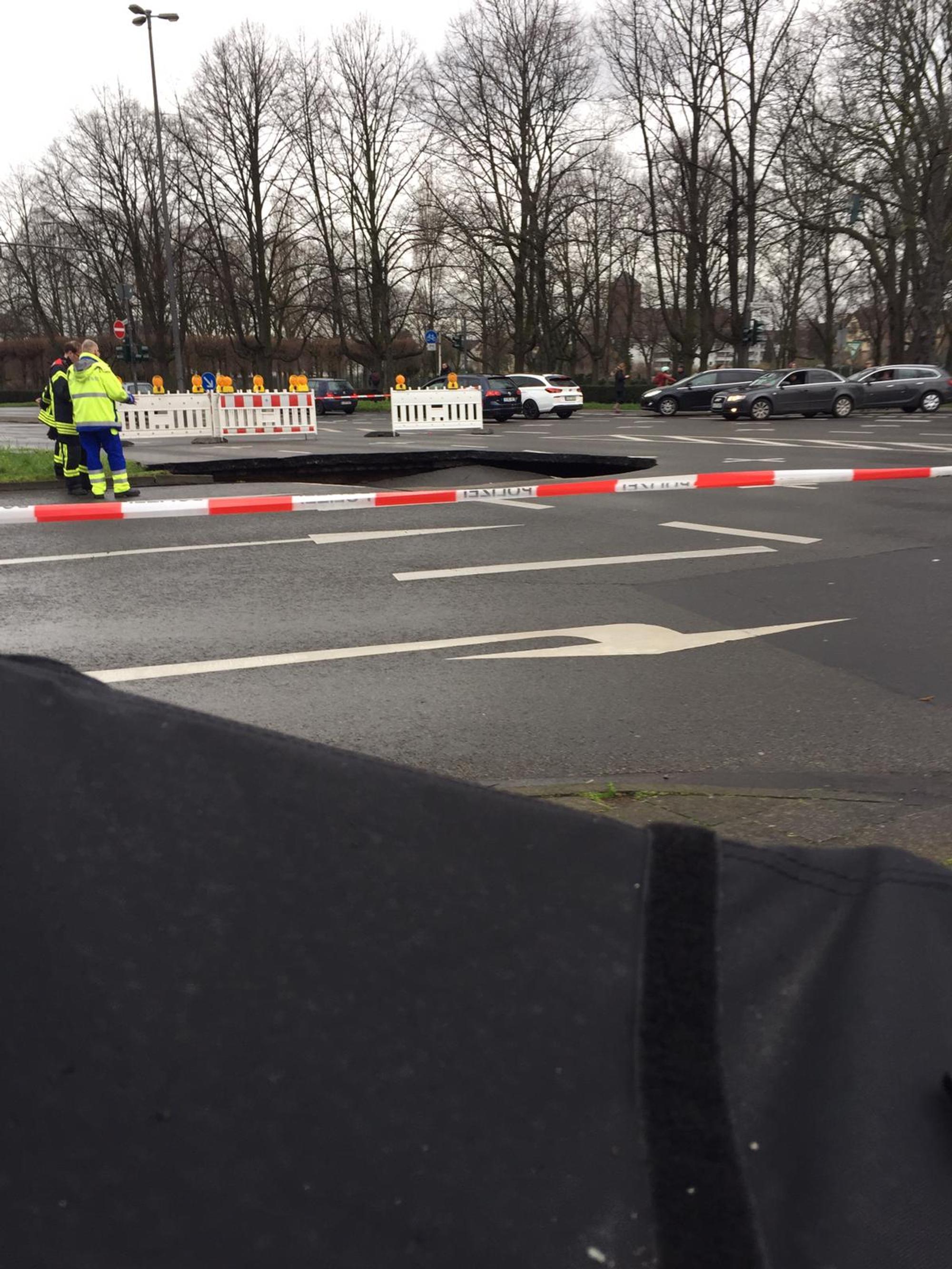 abgesackte Fahrbahn Köln Innere Kanalstraße