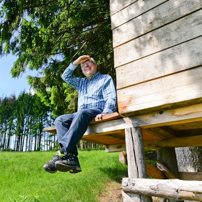 Promiwandern Willibert Pauels sitzt auf Hütte