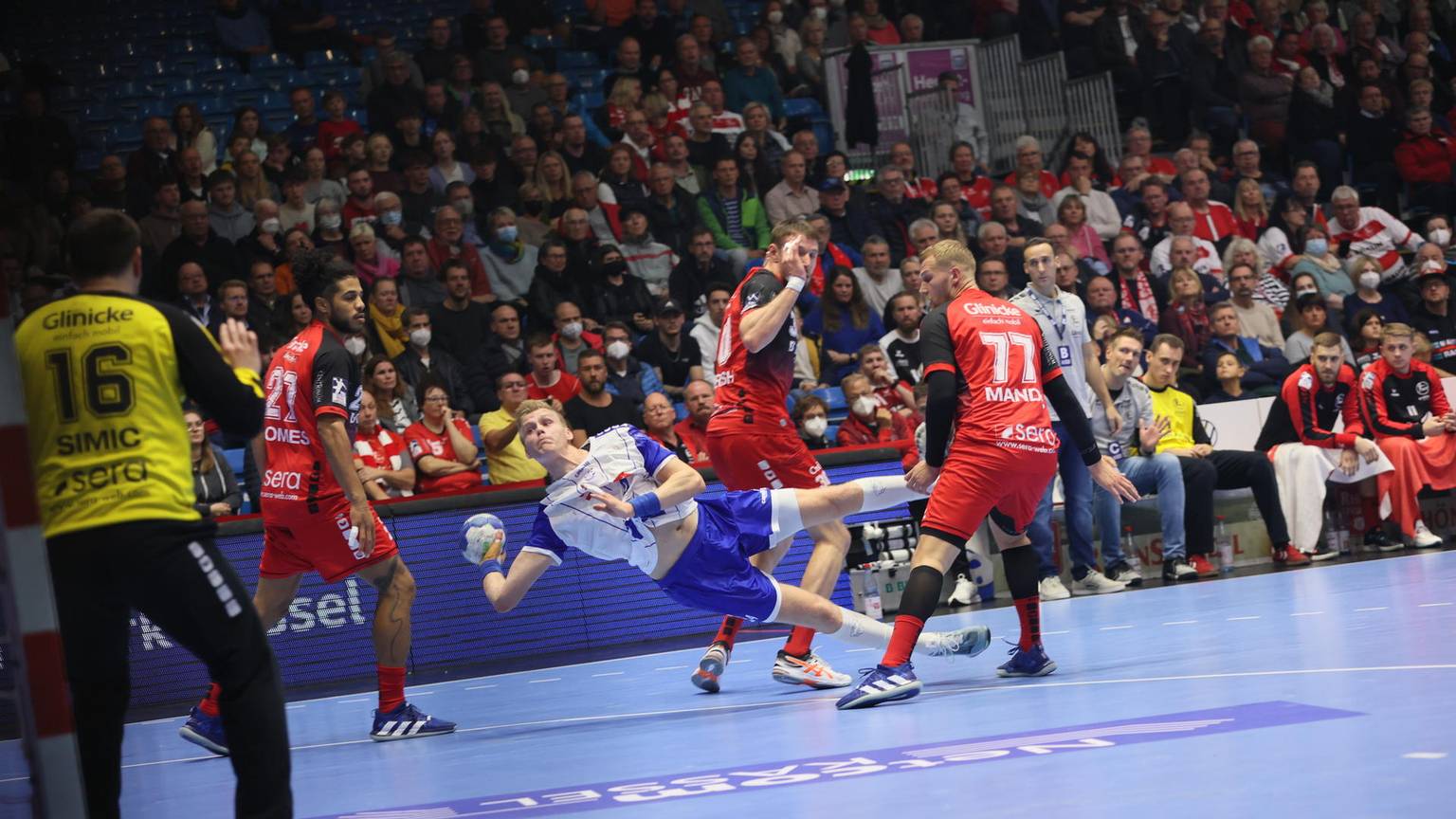 Ellidi Vidarsson im Angriff gegen Spieler von Melsungen