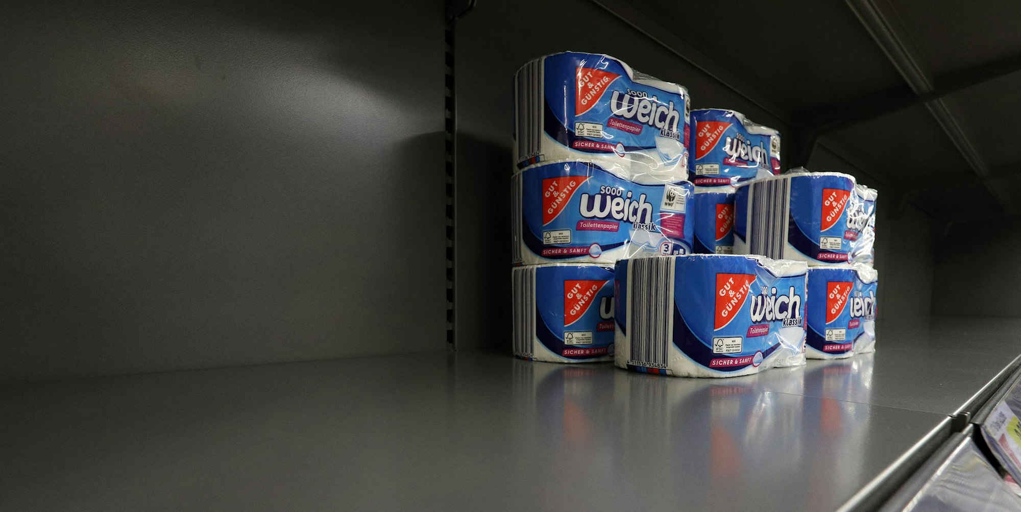 leeres Klopapierregal