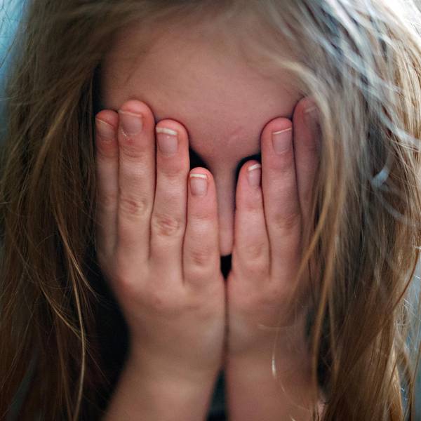 Kind schlägt sich Hände vors Gesicht dpa