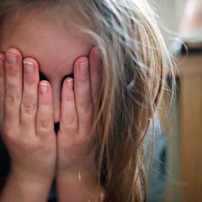 Kind schlägt sich Hände vors Gesicht dpa