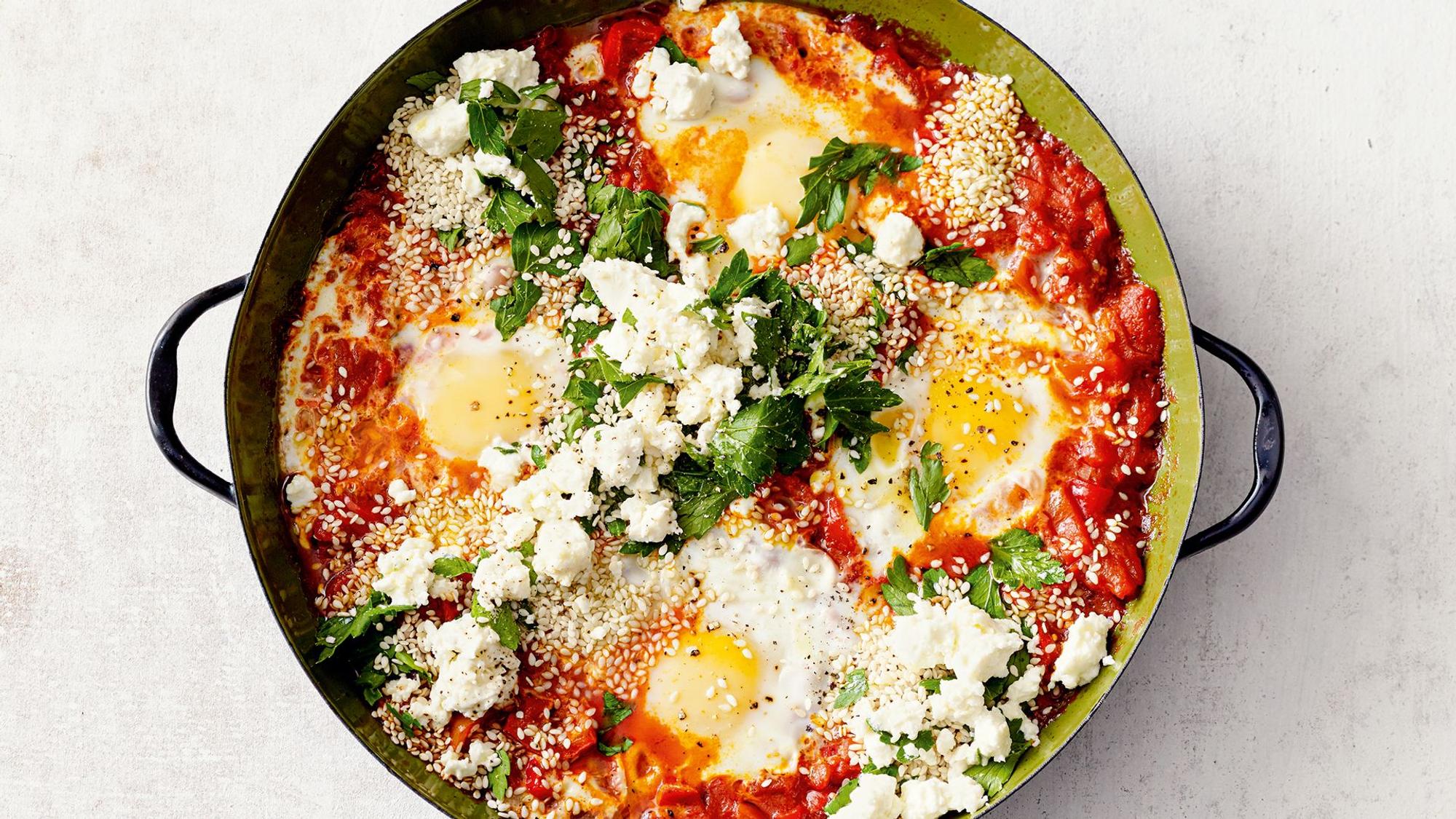 Shakshuka angerichtet in einer Pfannenschale