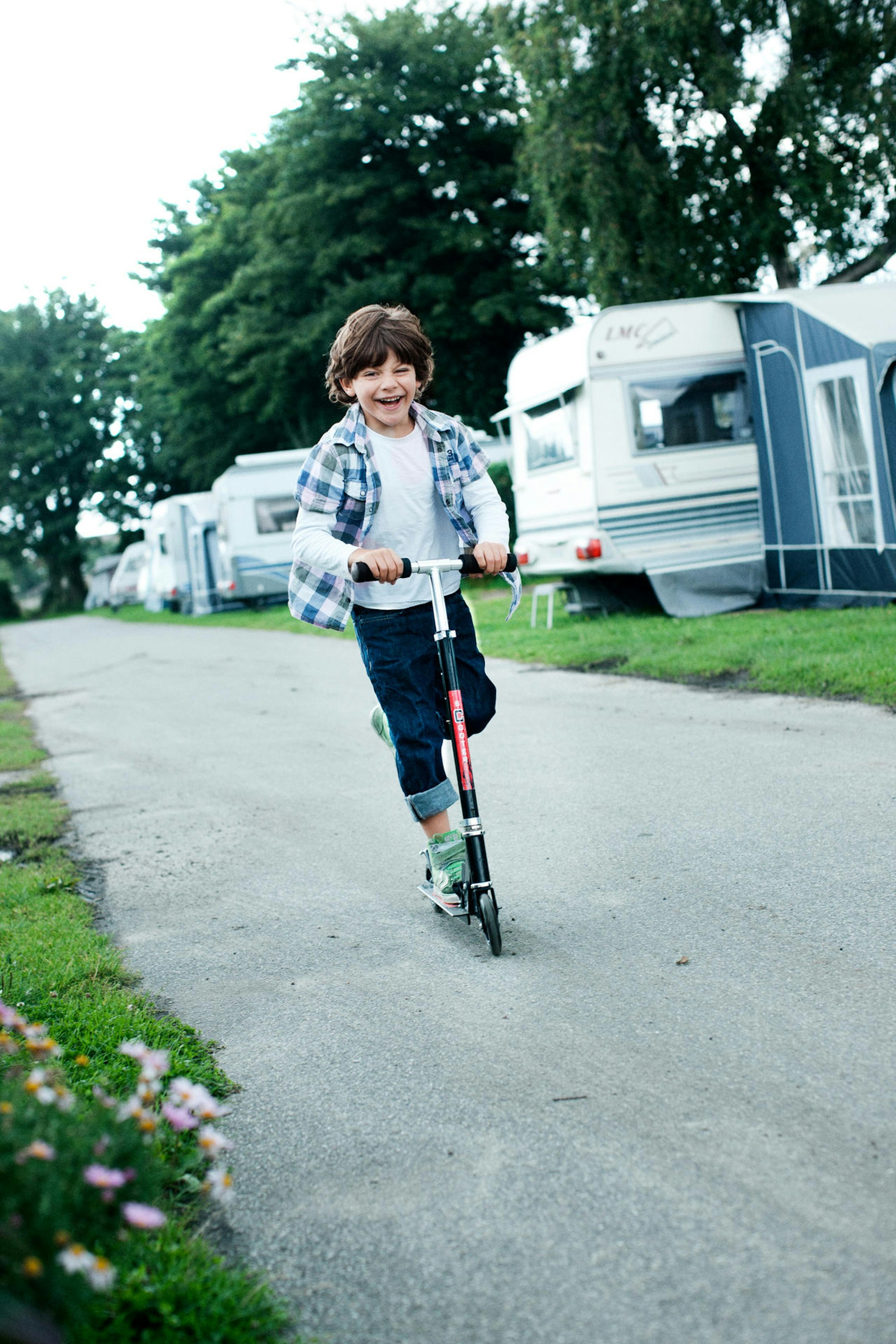 Kind spielt auf Campingplatz