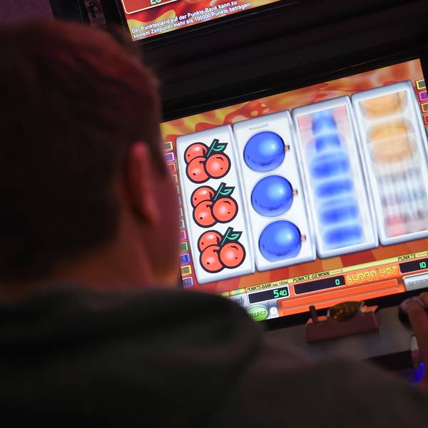 Spielsucht_Symbol_Spielautomat_Mann