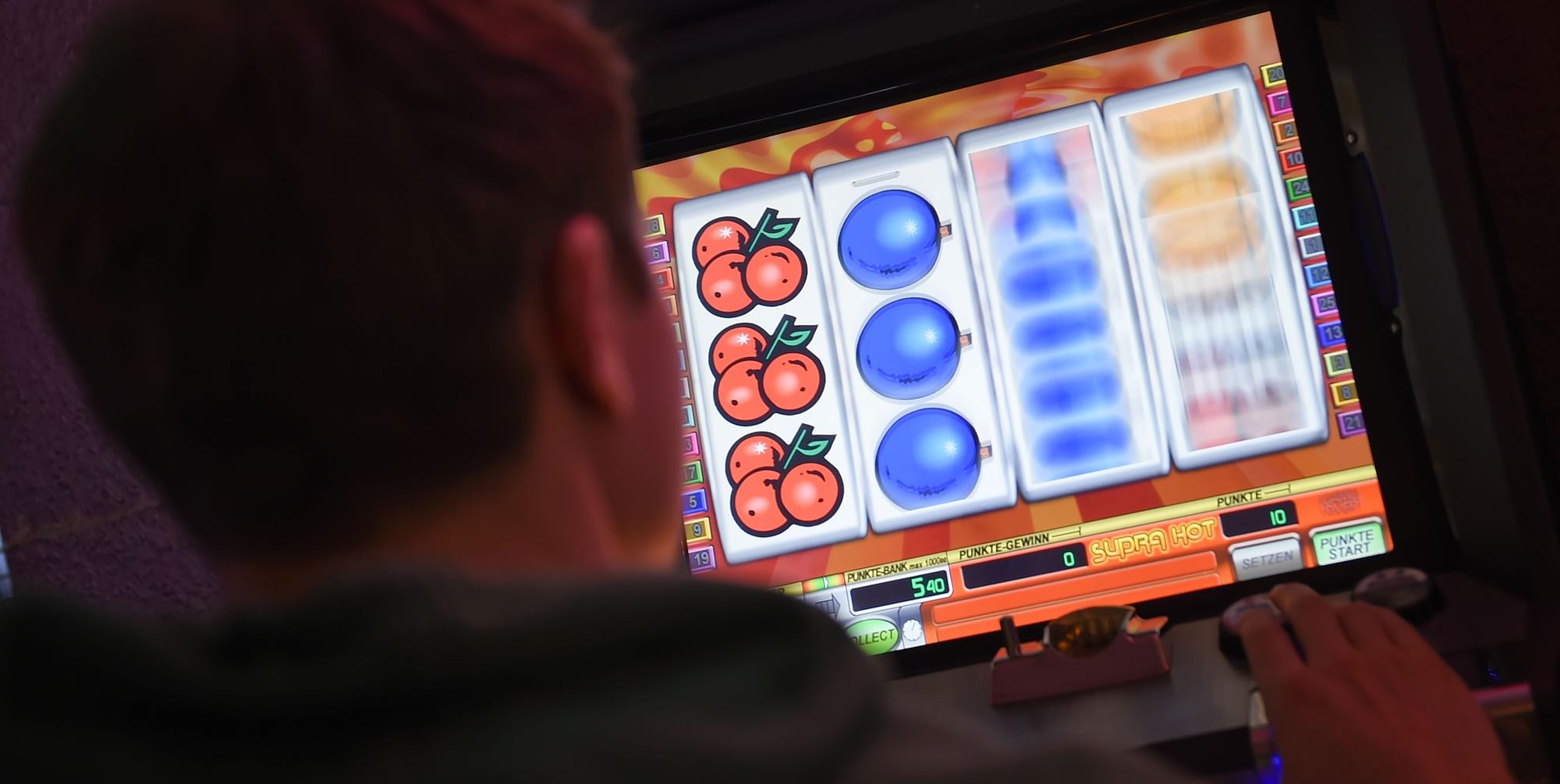 Spielsucht_Symbol_Spielautomat_Mann