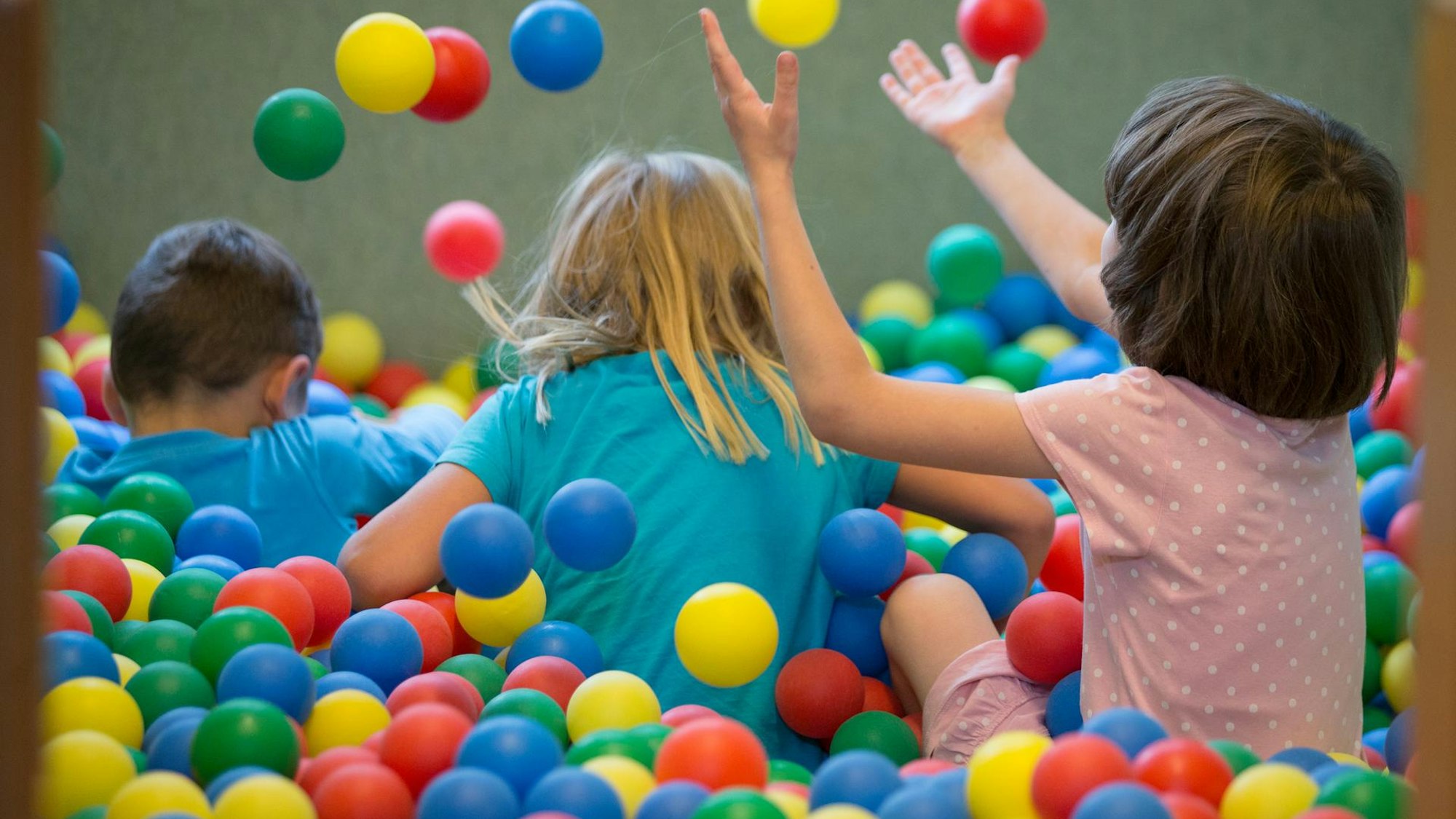 Kinder im Bällebad