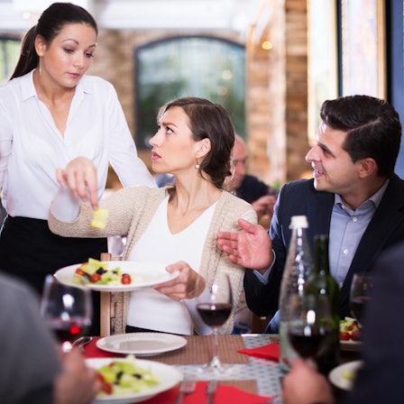 Restaurant Kellnerin Gäste Getty Images
