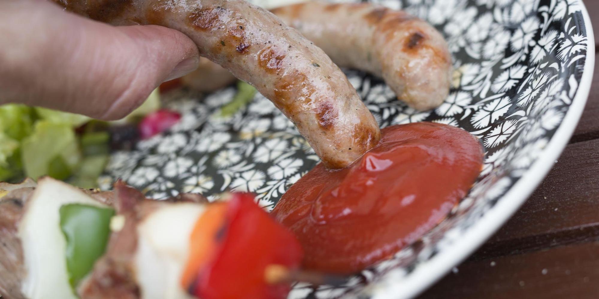 Ein Grillteller mit Würstchen und Ketchup