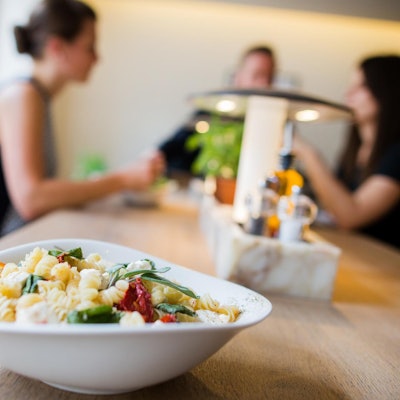 Teller mit Essen steht auf einem Tisch im Restaurant