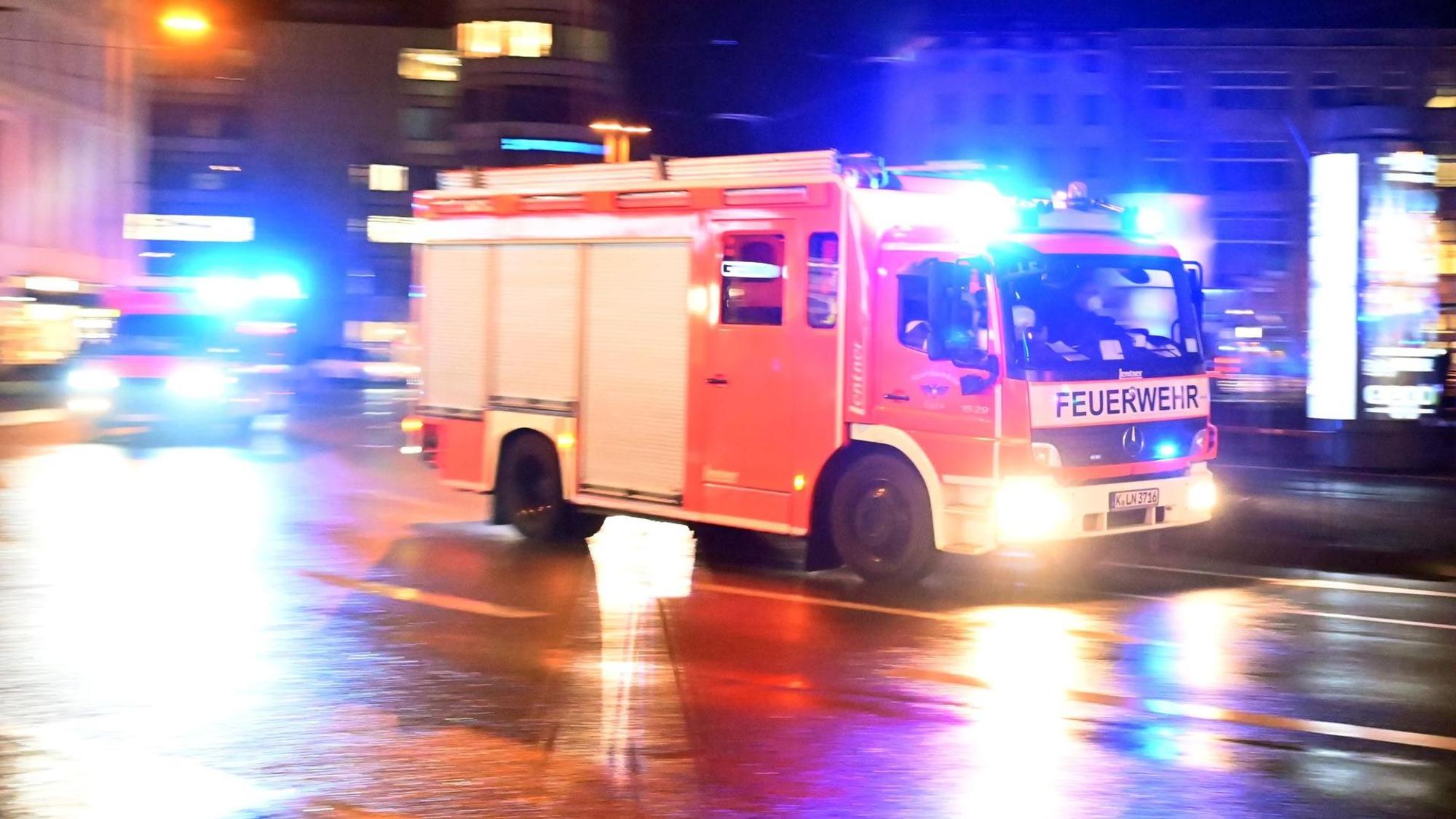 Die Feuerwehr fährt am Kölner Neumarkt in der Nacht entlang.