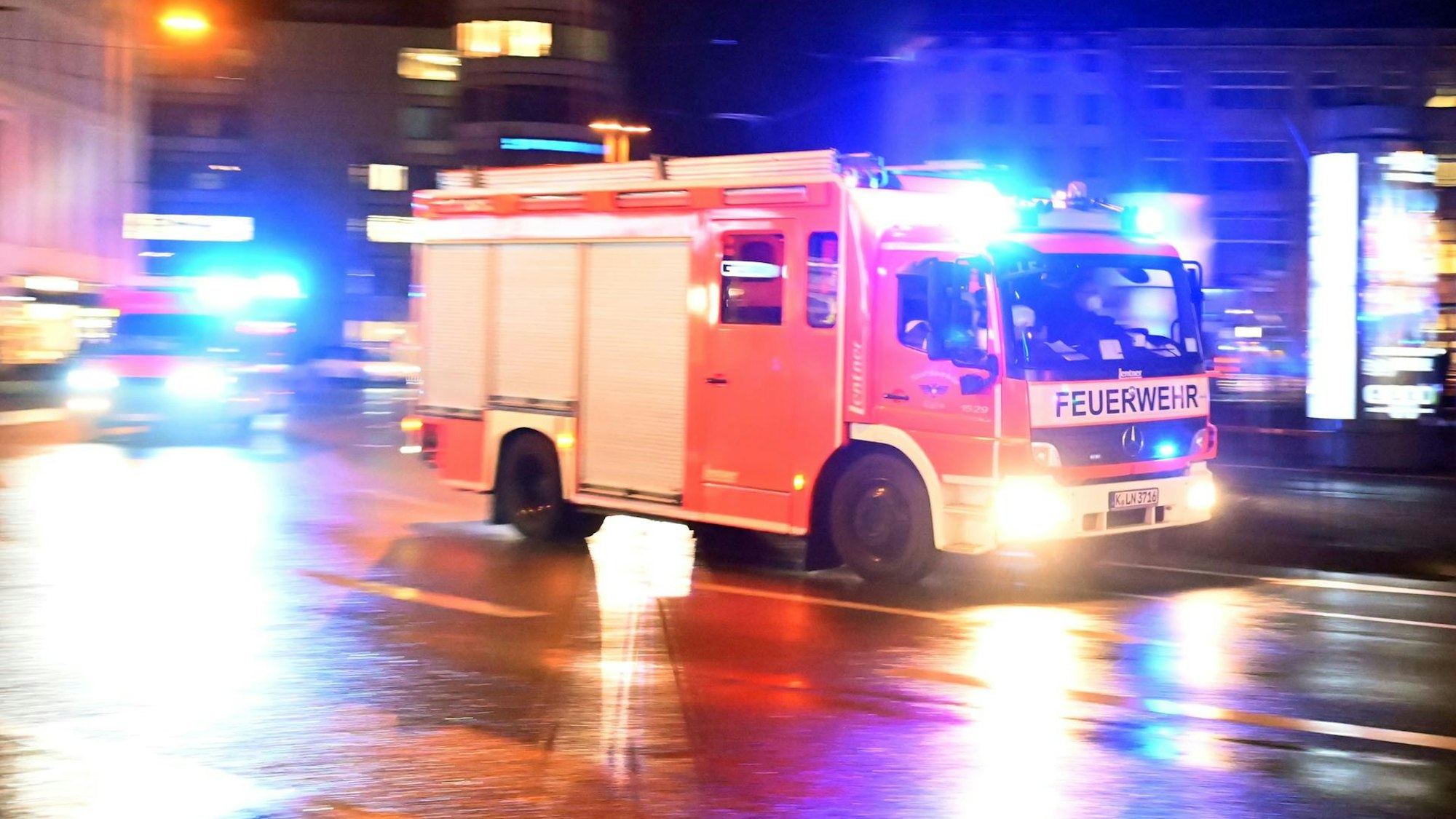 Die Feuerwehr fährt am Kölner Neumarkt in der Nacht entlang.