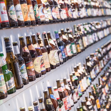 Bier_verschiedeneSorten_Flaschen_Regal_Symbol
