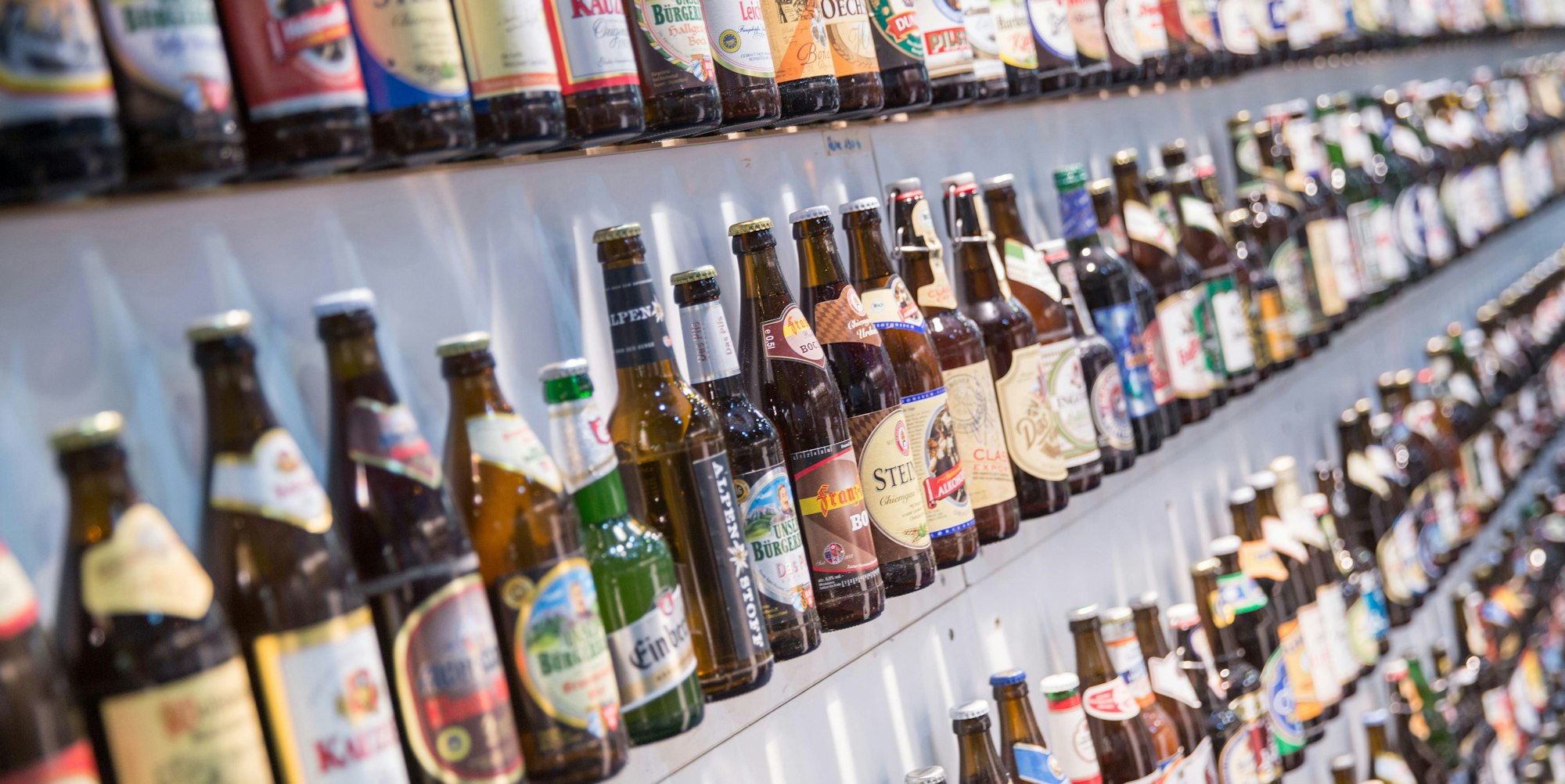 Bier_verschiedeneSorten_Flaschen_Regal_Symbol