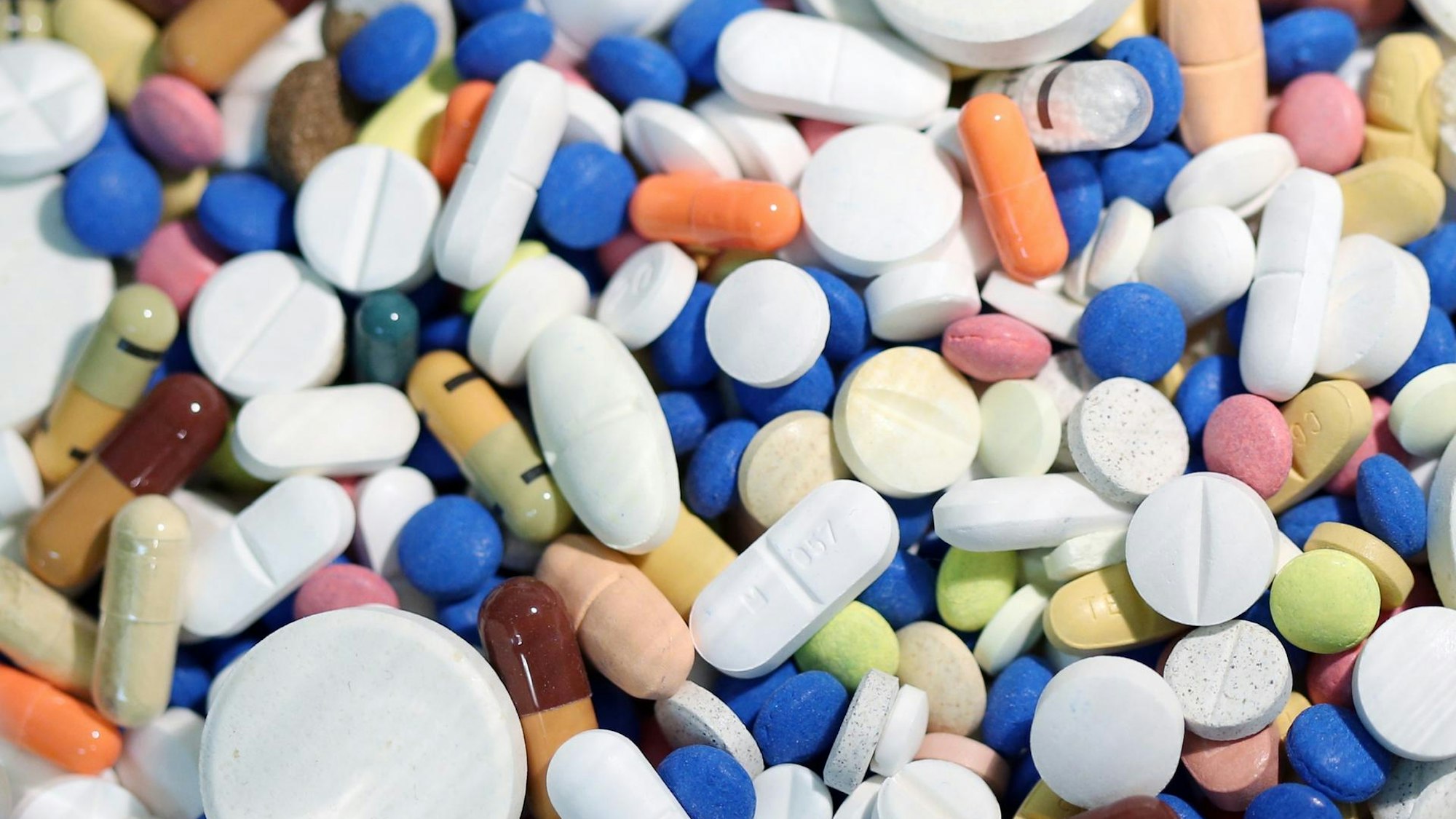Medikamente liegen auf einem Tisch (Symbolbild)