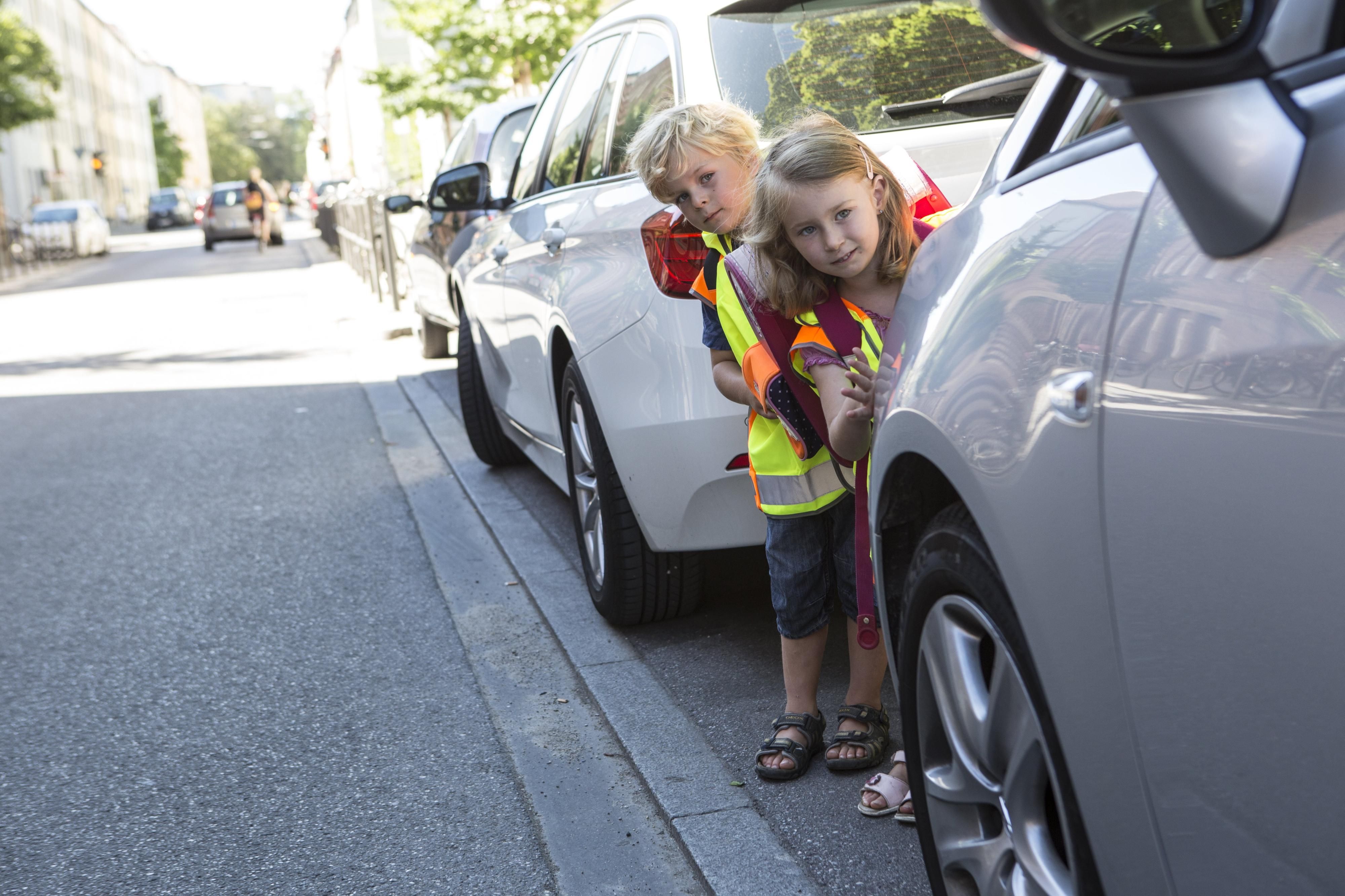 Schulkinder Auto