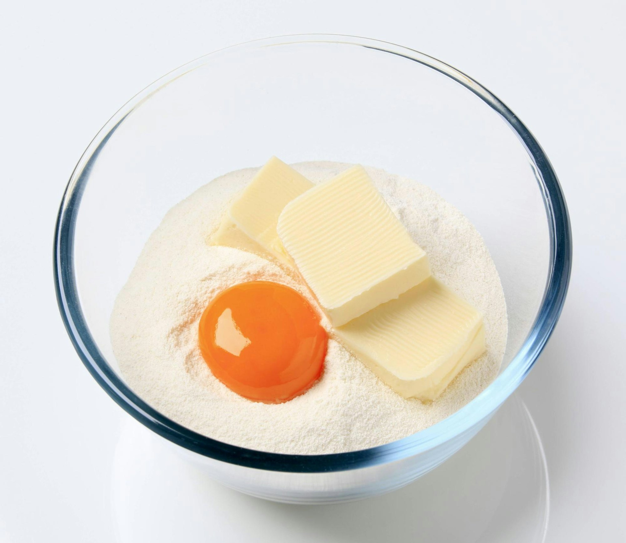 Eier_Butter_Mehl_roher_Teig_in_einer_Schüssel