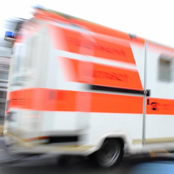 Krankenwagen in Fahrt Symbolbild dpa