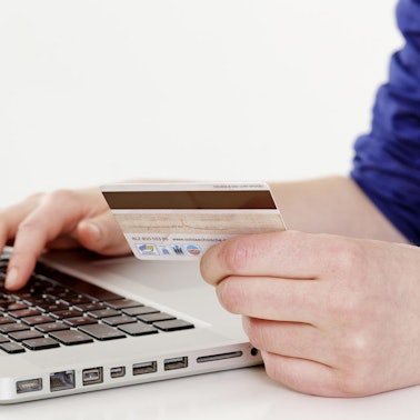 Jemand bezahlt online mit einer Kreditkarte