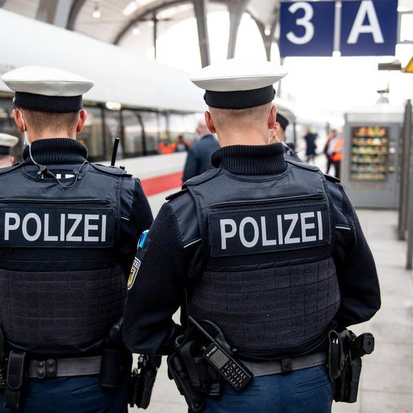 Polizei Maske Bahnhof