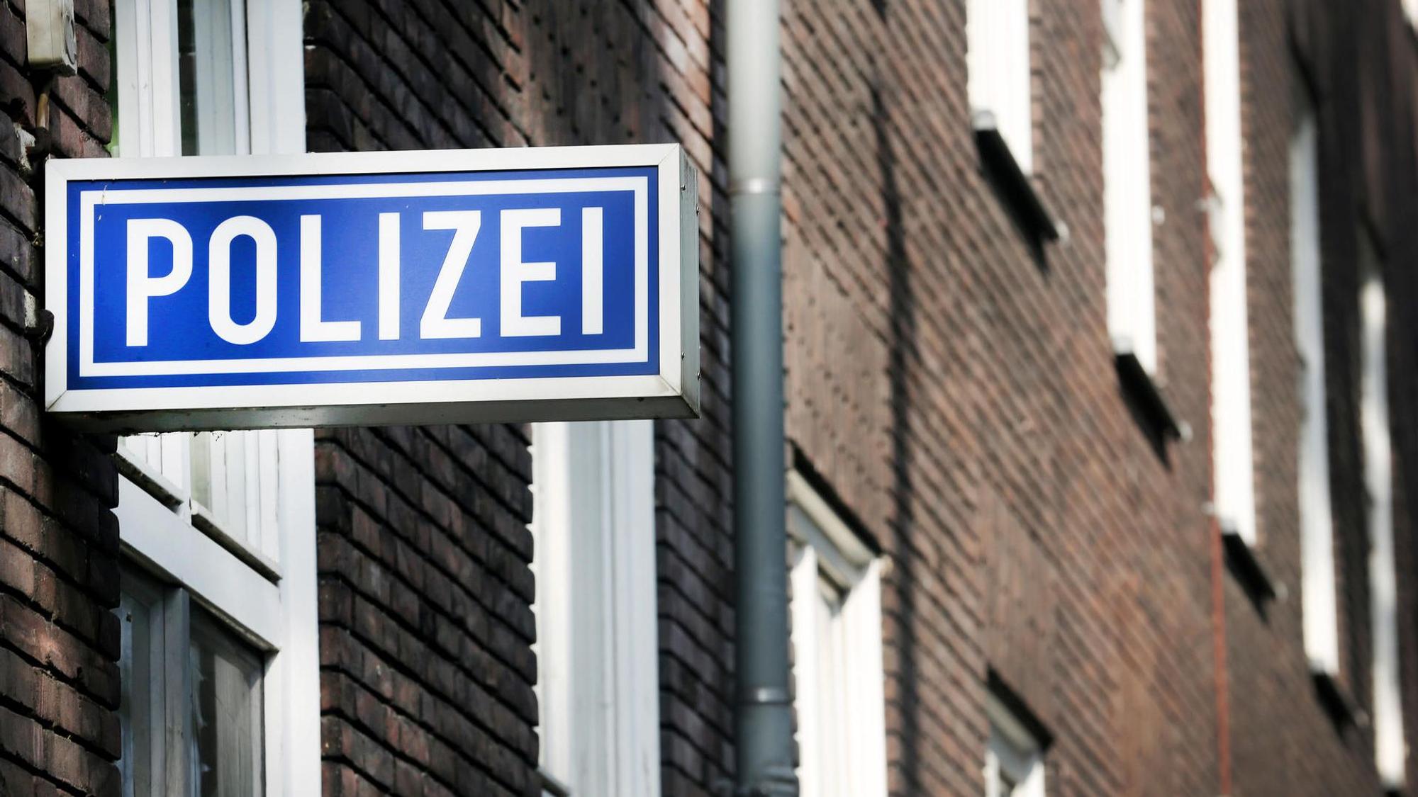 Ein Polizei-Schild an einer Dienststelle in NRW. (Symbolfoto).