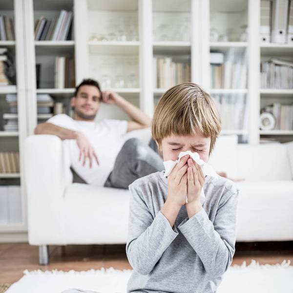 Vater_sitzt_auf_dem_sofa_Sohn_krank_davor