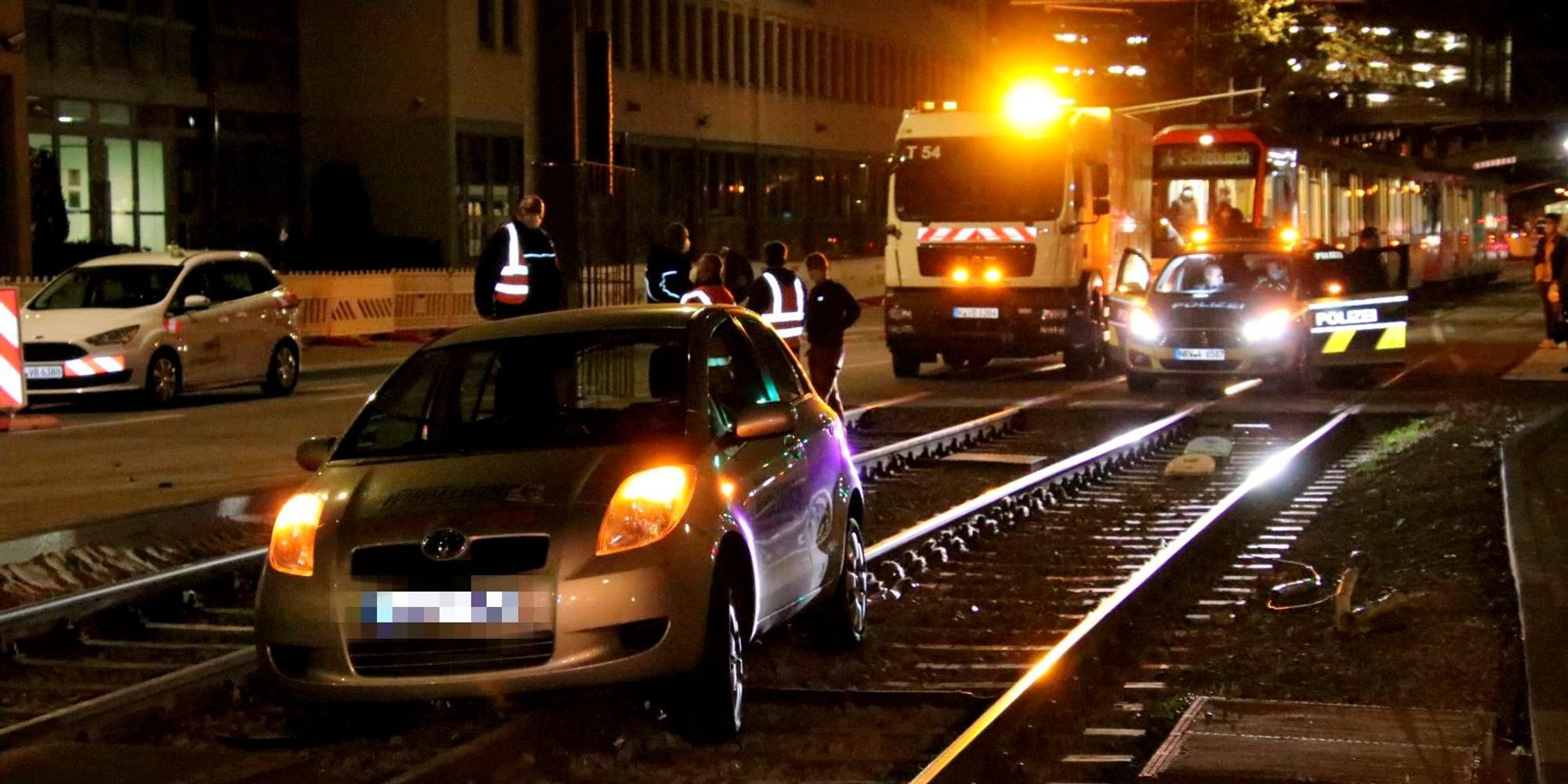 PKW im Gleisbett Deutz Mülheimer Str Köln Deutz (002)