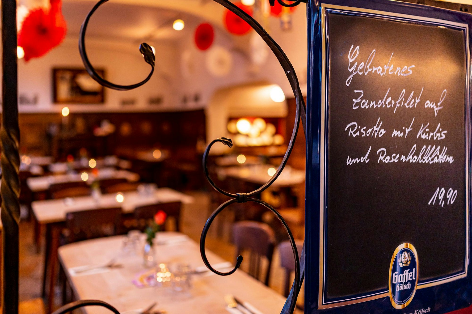 haus schnackertz durchs fenster tische sehen