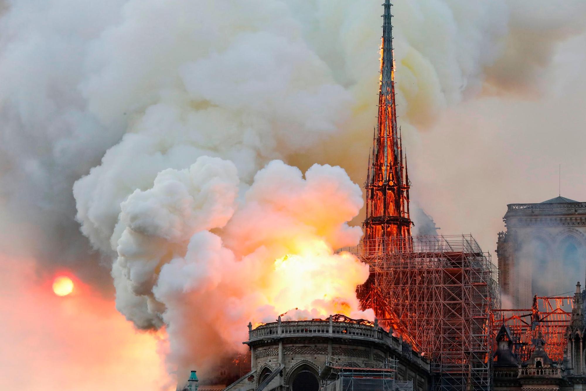 Notre Dame brennt
