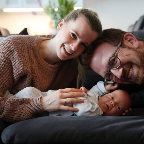 Eva und Max Wenner kuscheln mit Sohn Linus.