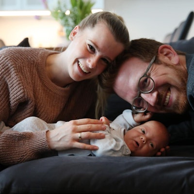 Eva und Max Wenner kuscheln mit Sohn Linus.