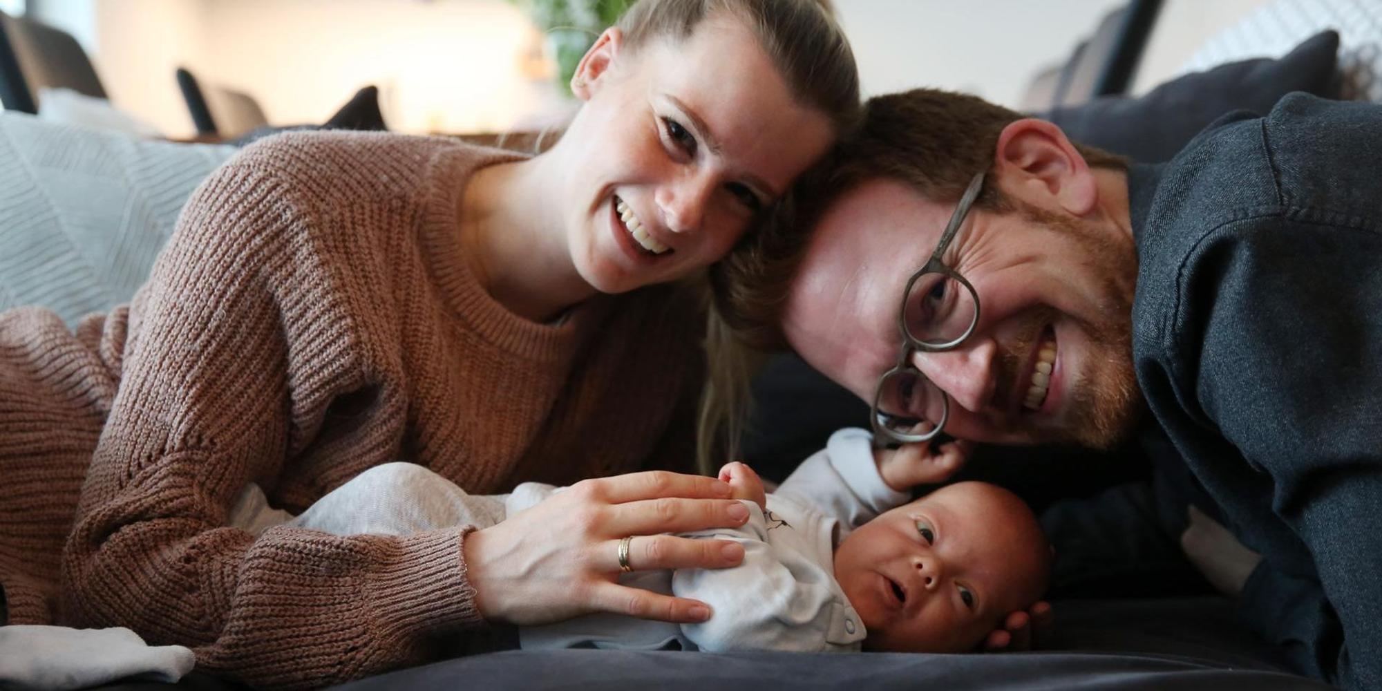 Eva und Max Wenner kuscheln mit Sohn Linus.
