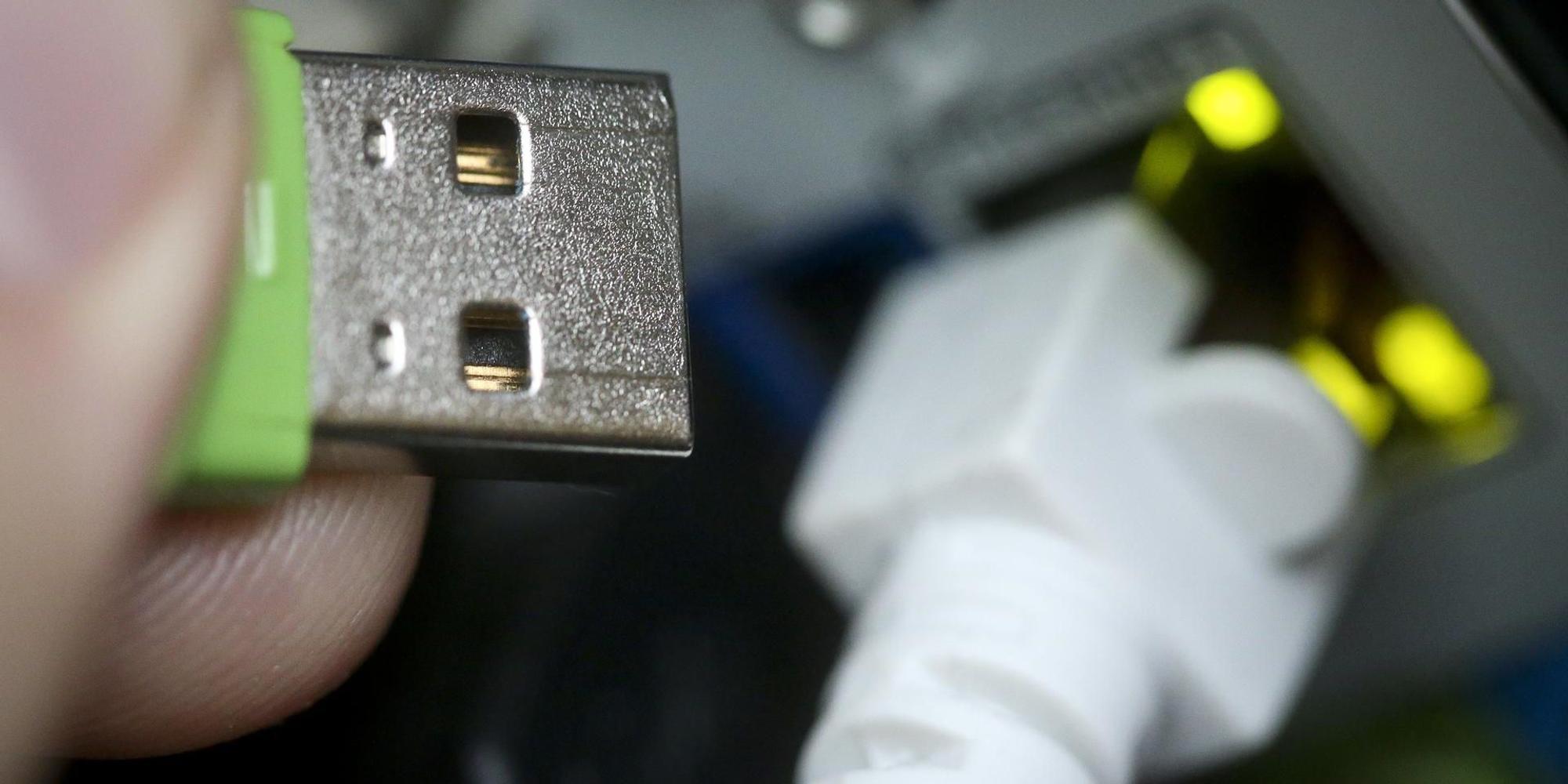 USB-Stick_wird_in_USB-Port_gesteckt