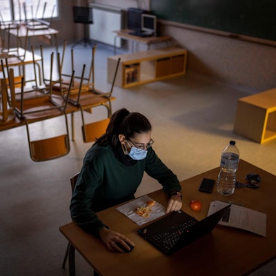 Lehrerin allein in Klasse dpa