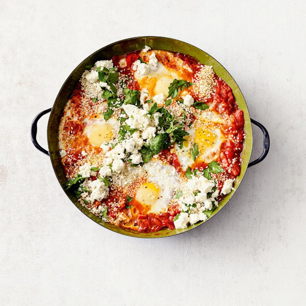 Lecker angerichtetes Shakshuka in einer Pfannenschüssel