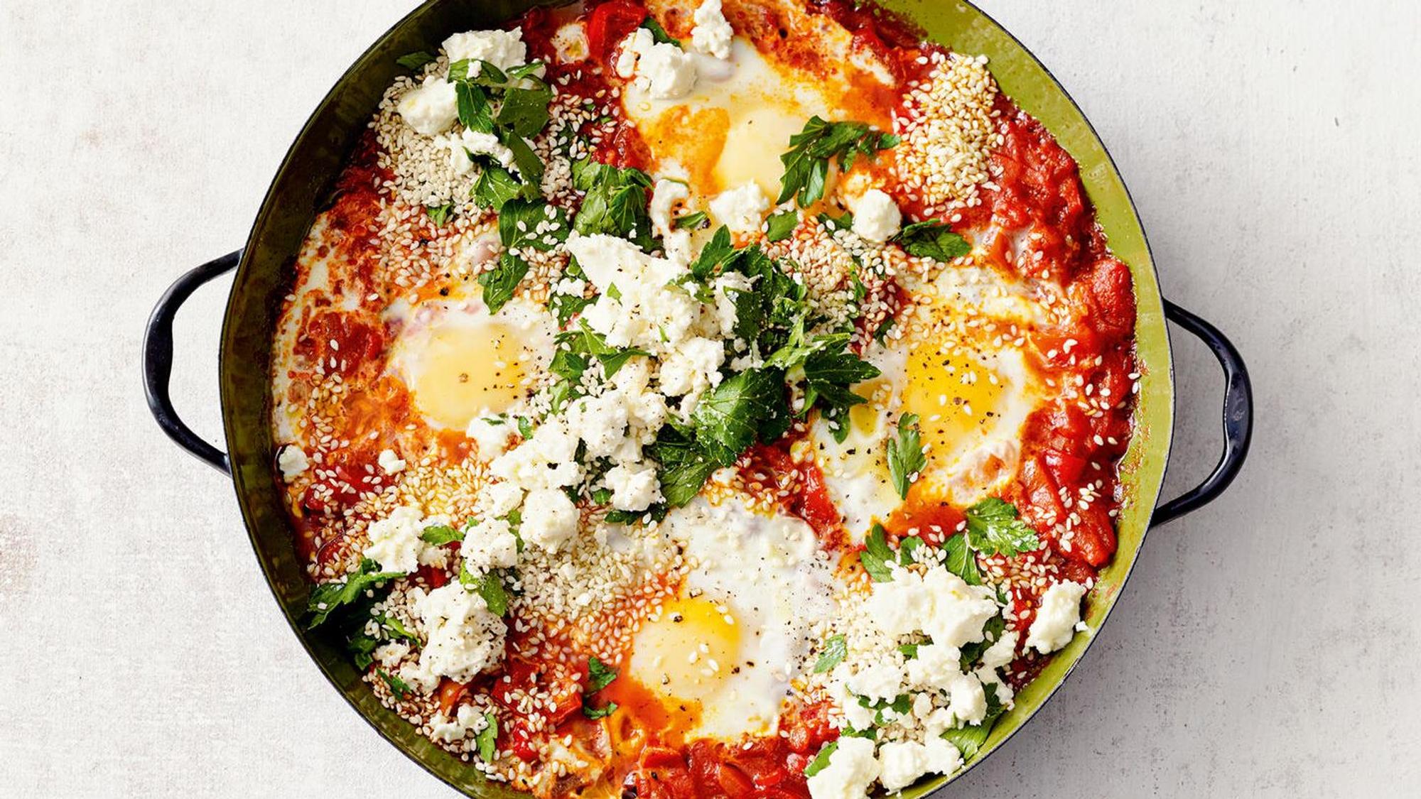 Lecker angerichtetes Shakshuka in einer Pfannenschüssel