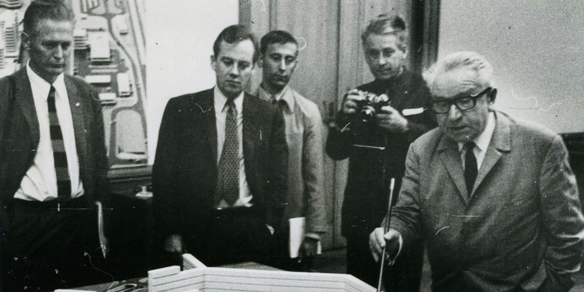 Architekten betrachten mit dem Planungsamtsleiter