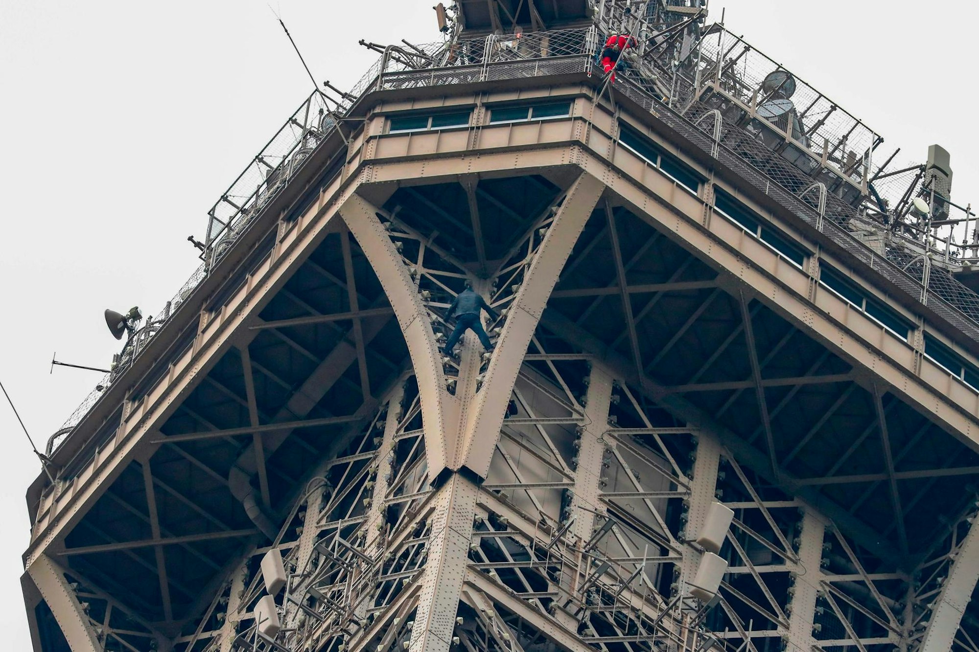 Eiffelturm-Kletterer 1
