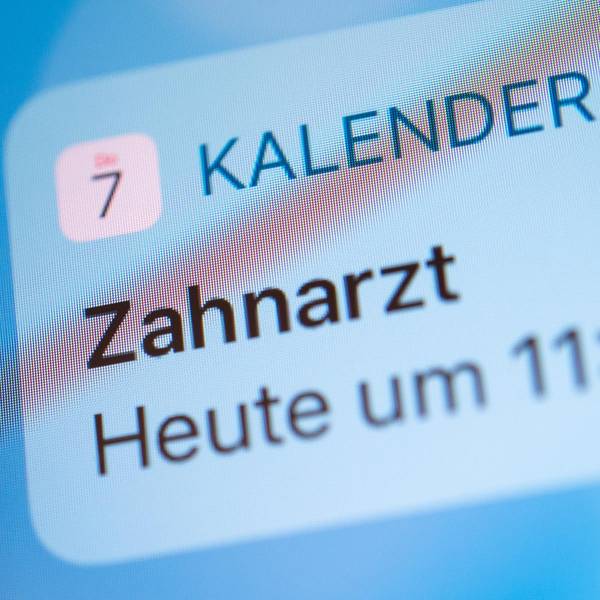 Patient wird im Kalender an Zahnarzttermin erinnert