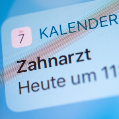 Patient wird im Kalender an Zahnarzttermin erinnert