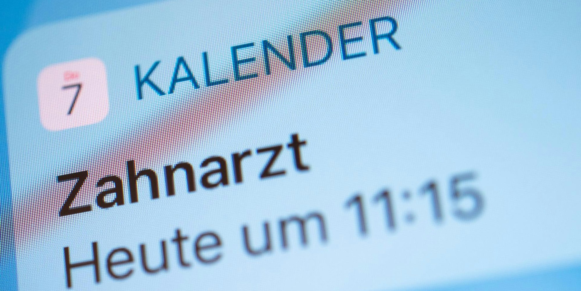 Patient wird im Kalender an Zahnarzttermin erinnert