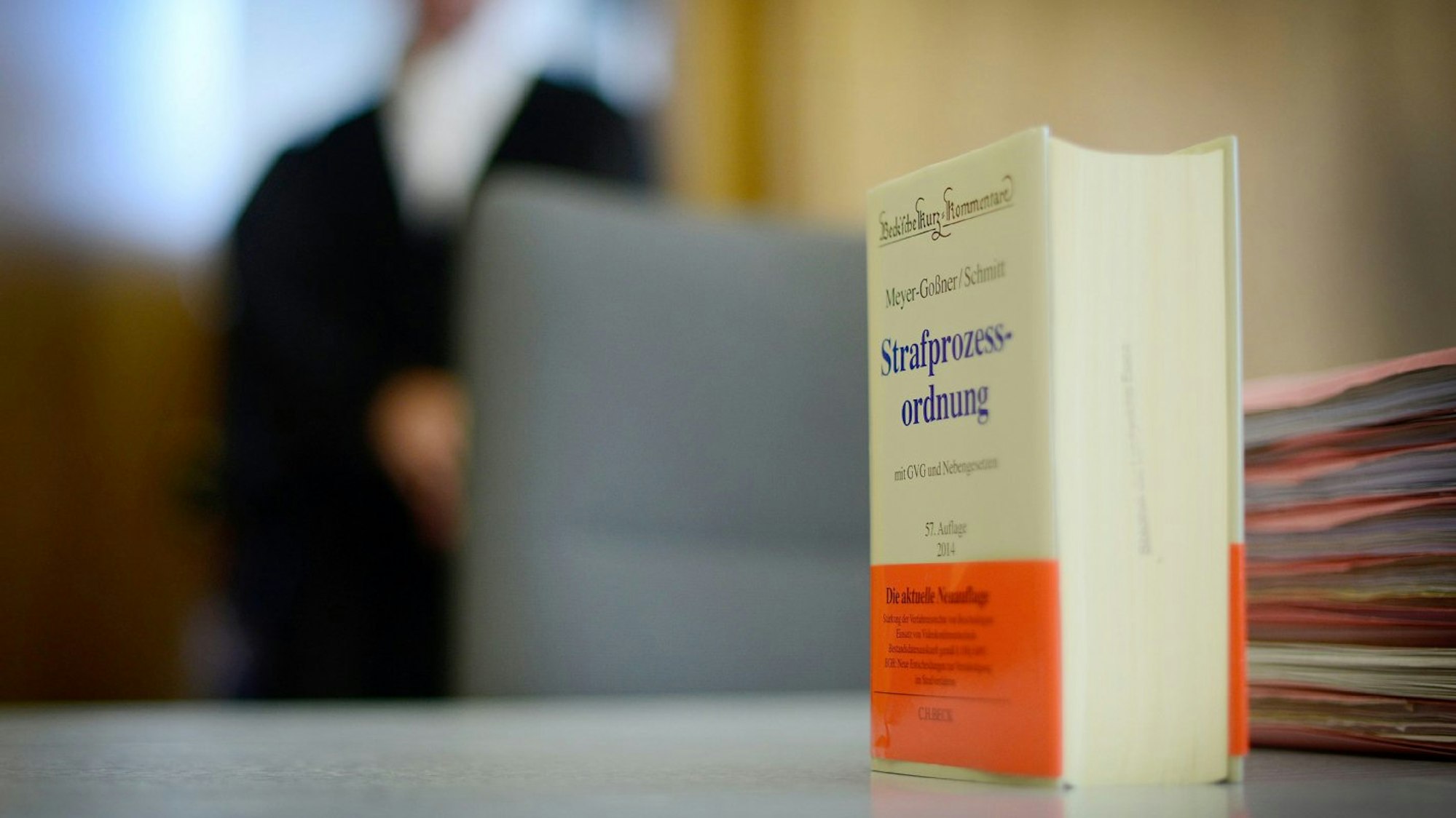 Das Buch der Strafprozessordnung auf einem Richtertisch.