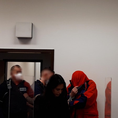 Priester mit Handschellen