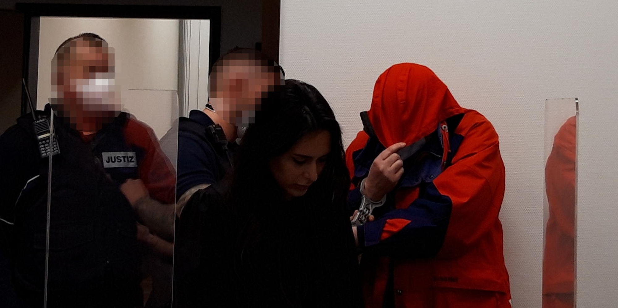 Priester mit Handschellen