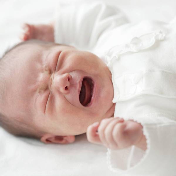 Neugeborenes Baby schreit imago
